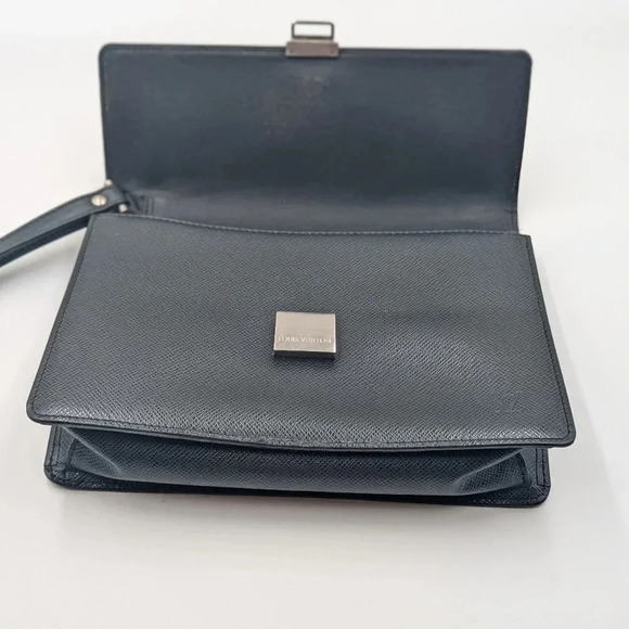 Louis Vuitton Taiga Pochette Selenga - Picture 12 of 15